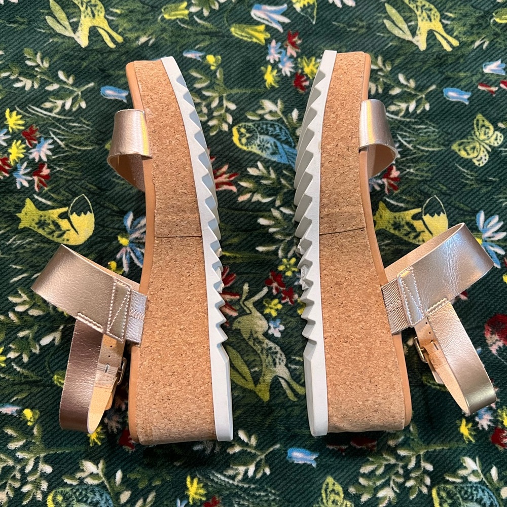 Time and Tru Women's Gold Sandals - Picture 2 of 9